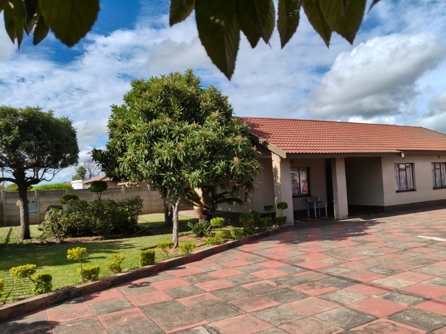 4 Bedroom Property for Sale in Monakato North West